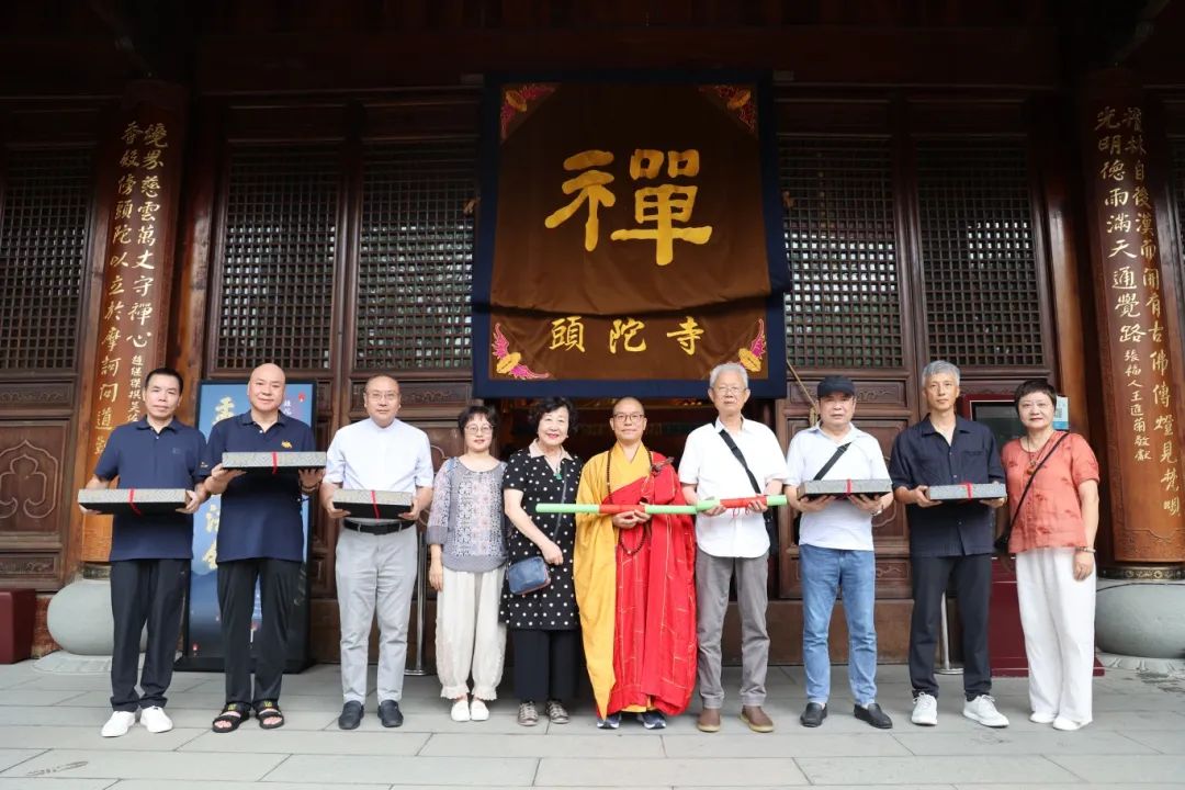 新闻 | 篆刻名家叶向荣老师向头陀寺捐献篆刻作品