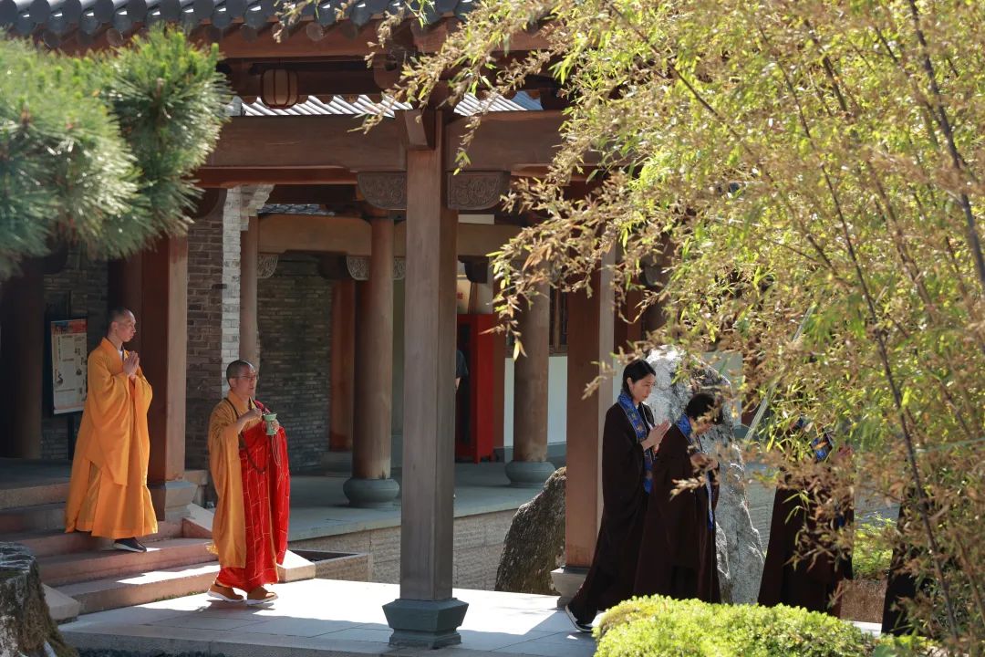 乙巳年华严法会熏坛洒净，首日开坛殊胜圆满